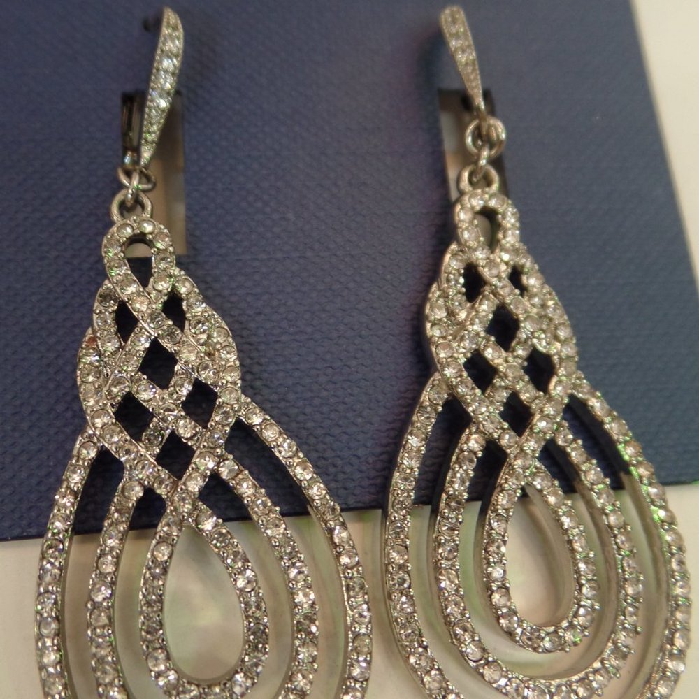 Sparkling Silvertone Chandelier Leverback Earrings Brand New On Card (Bee Logo) - Picture 9 of 10